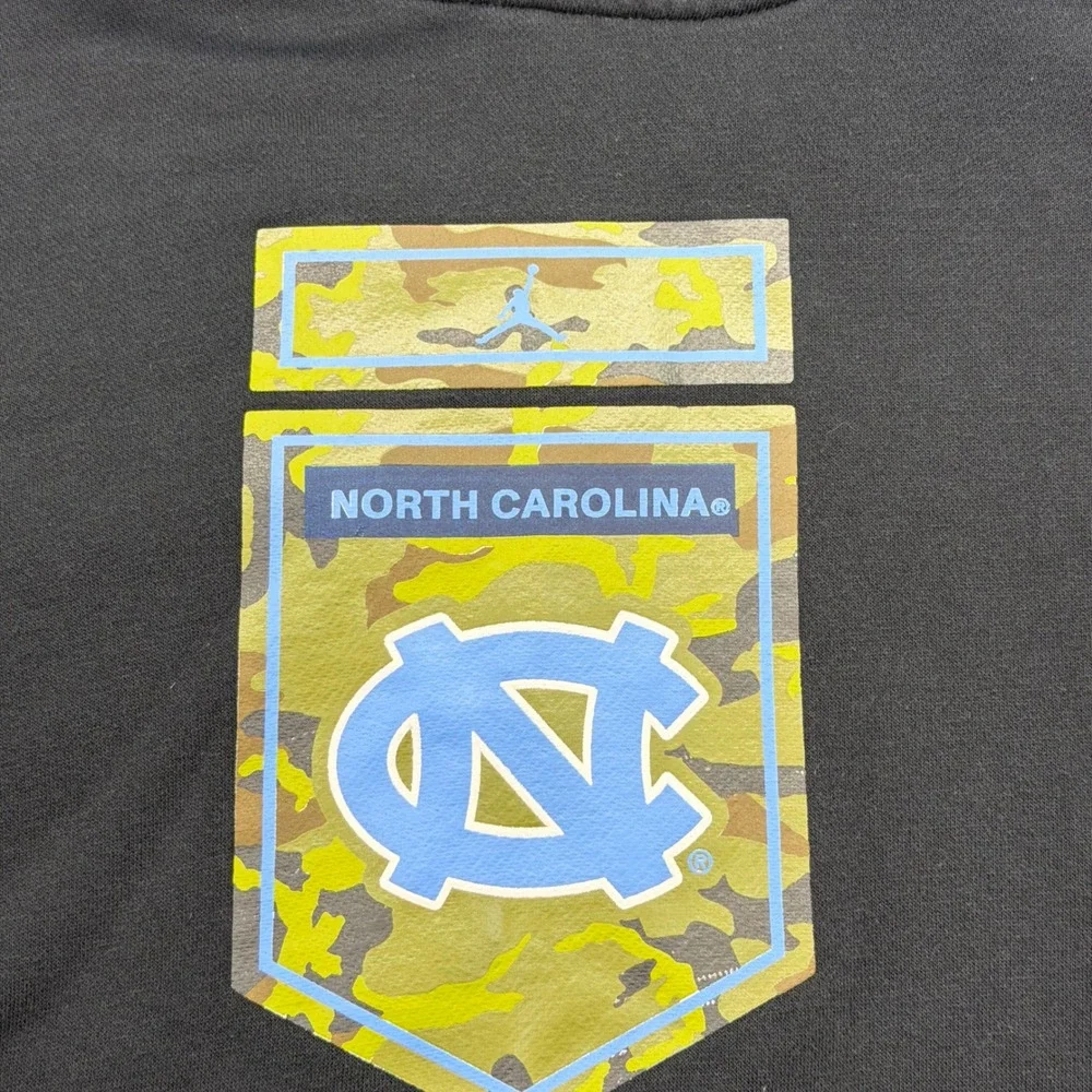 Nike Hoodie Mens M Black UNC Tar Heels Jordan Camo Graphic Pullover Sweatshirt